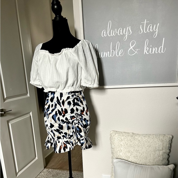 SO medium white crop top with vacation vibes! - Picture 2 of 3